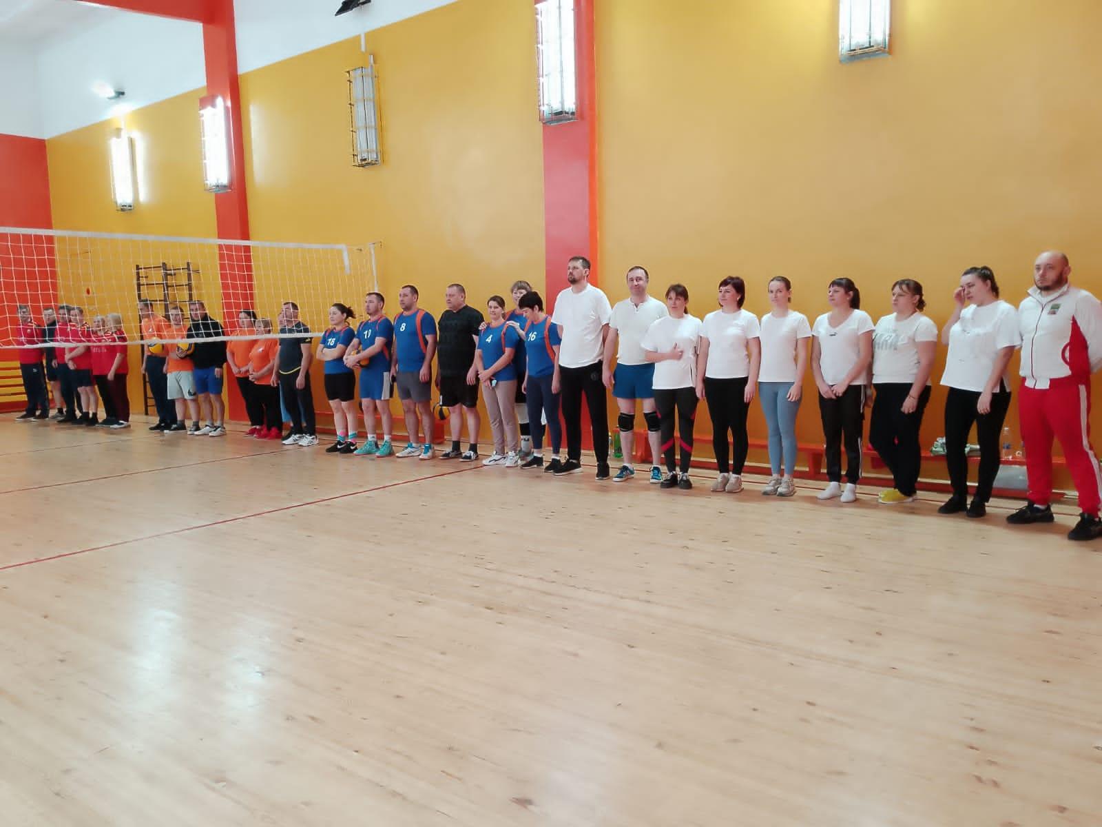 Соревнования по волейболу среди педагогов и родителей обучающихся.
